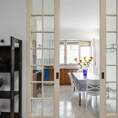 Guesthost - Roomy Close To Center