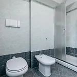 Guesthost - Roomy Close To Center Appartement