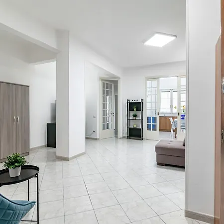 Guesthost - Roomy Close To Center * Sienne