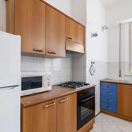 Roomy Close To Center! Apartment *