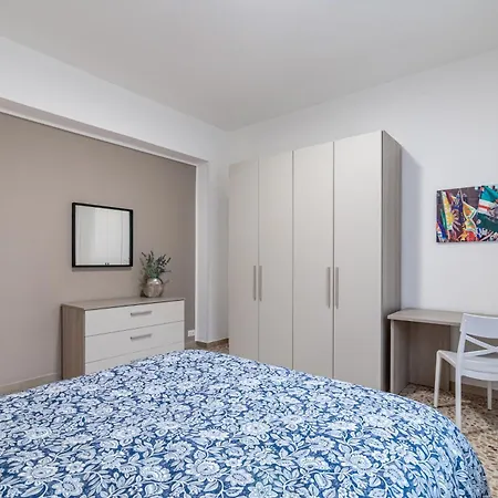 Guesthost - Roomy Close To Center Apartmán Siena