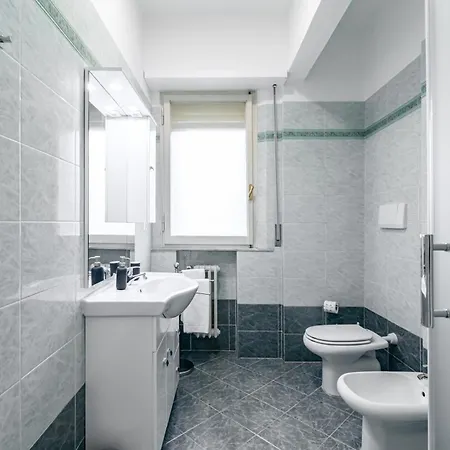 Roomy Close To Center! *