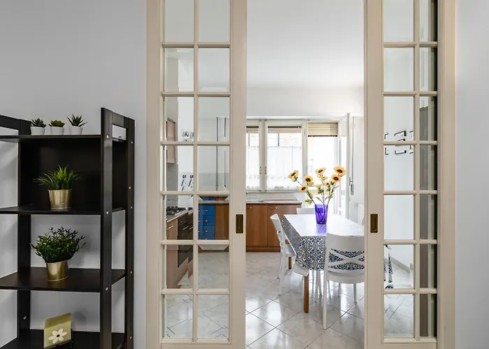 Roomy Close To Center!