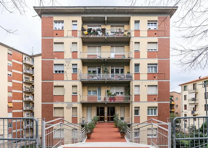 Roomy Close To Center! *