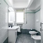 Guesthost - Roomy Close To Center *