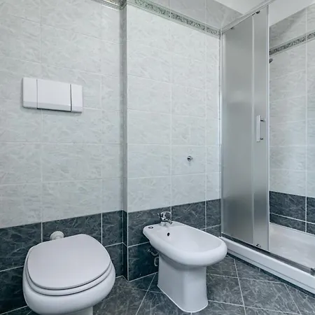 Guesthost - Roomy Close To Center Apartman